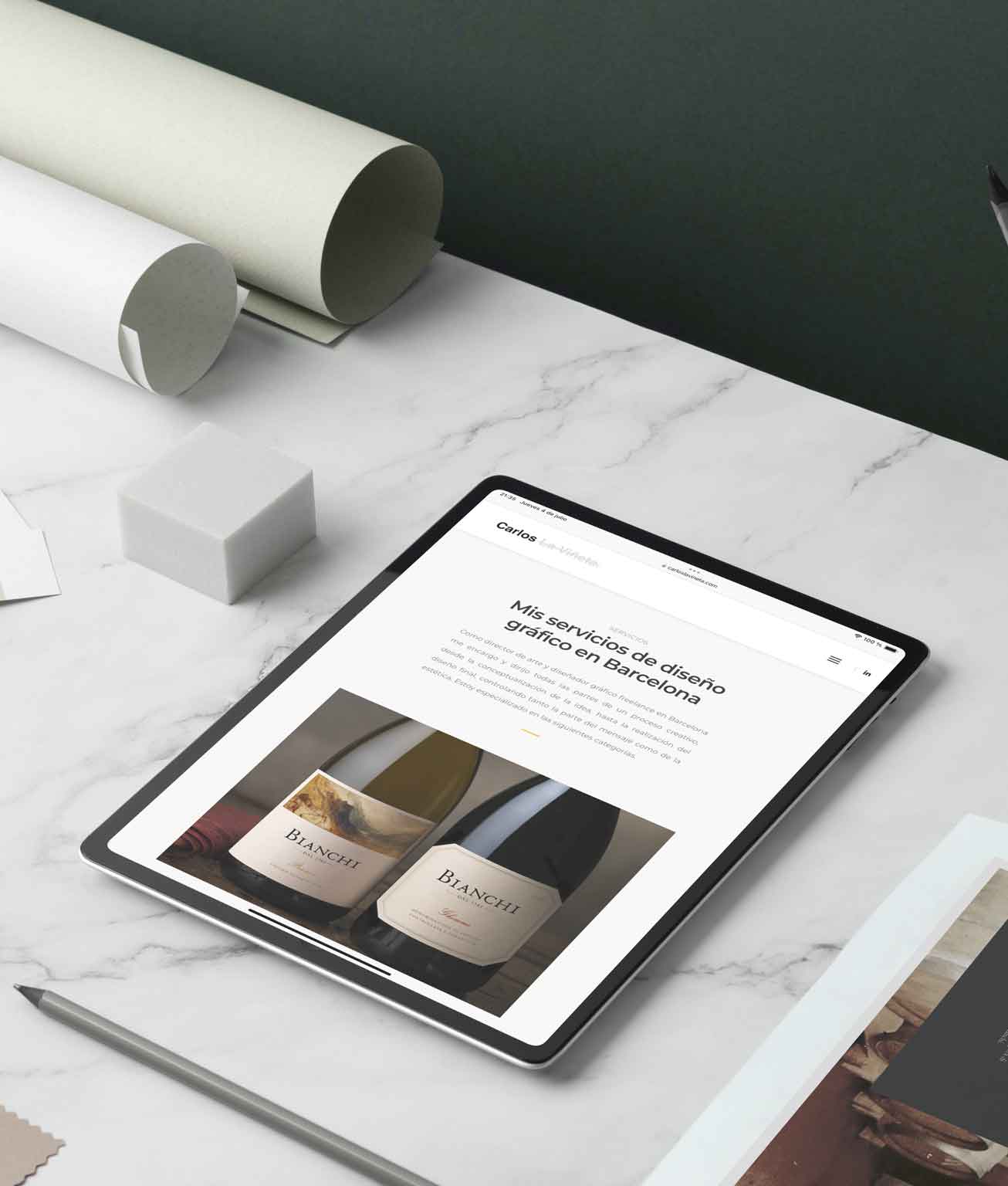 Experiencia multidisciplinar como diseñador gráfico freelance: Tablet con bocetos sobre mesa de trabajo.