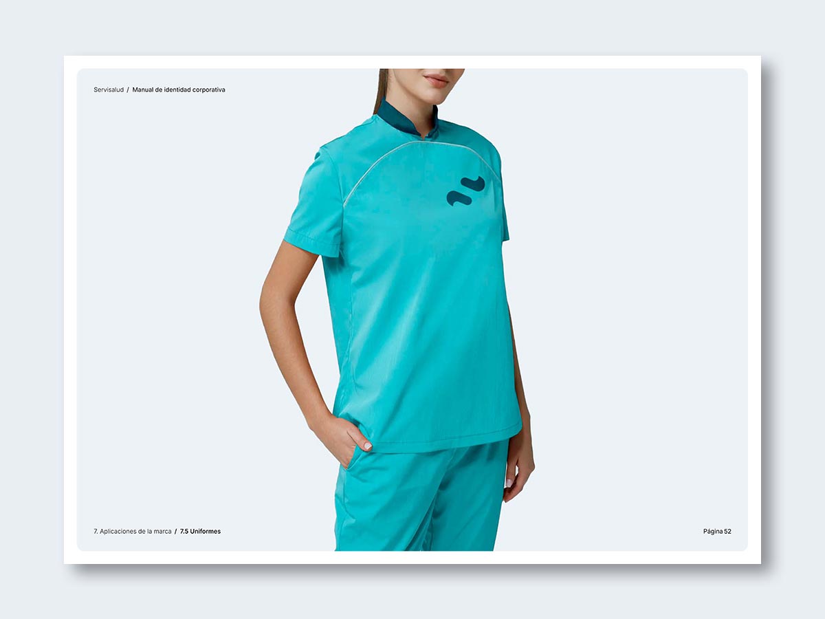 Manual de identidad para la empresa de servicios de limpieza Servisalud; aplicación uniformes.